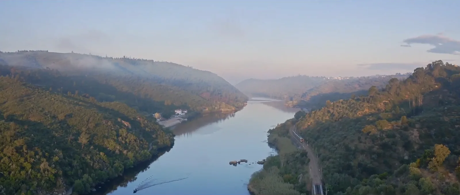 Paisagem do rio Tejo entre encostas arborizadas